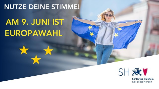 Eine junge Frau hält eine Europa-Flagge wie einen Umhang um ihre Schultern. Sie breitet die Arme aus und lässt die Flagge hinter sich herflattern. Daneben folgender Text: Nutze deine Stimme! Am 9. Juni ist Europawahl.