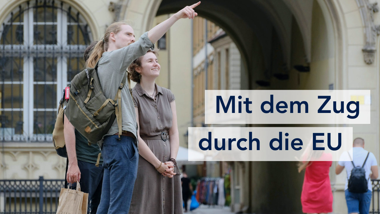 Drei junge Menschen mit Rucksäcken stehen in einer historischen Altstadt. Ein junger Mann deutet auf etwas außerhalb des Bilds. Daneben der Text: "Mit dem Zug durch die EU"