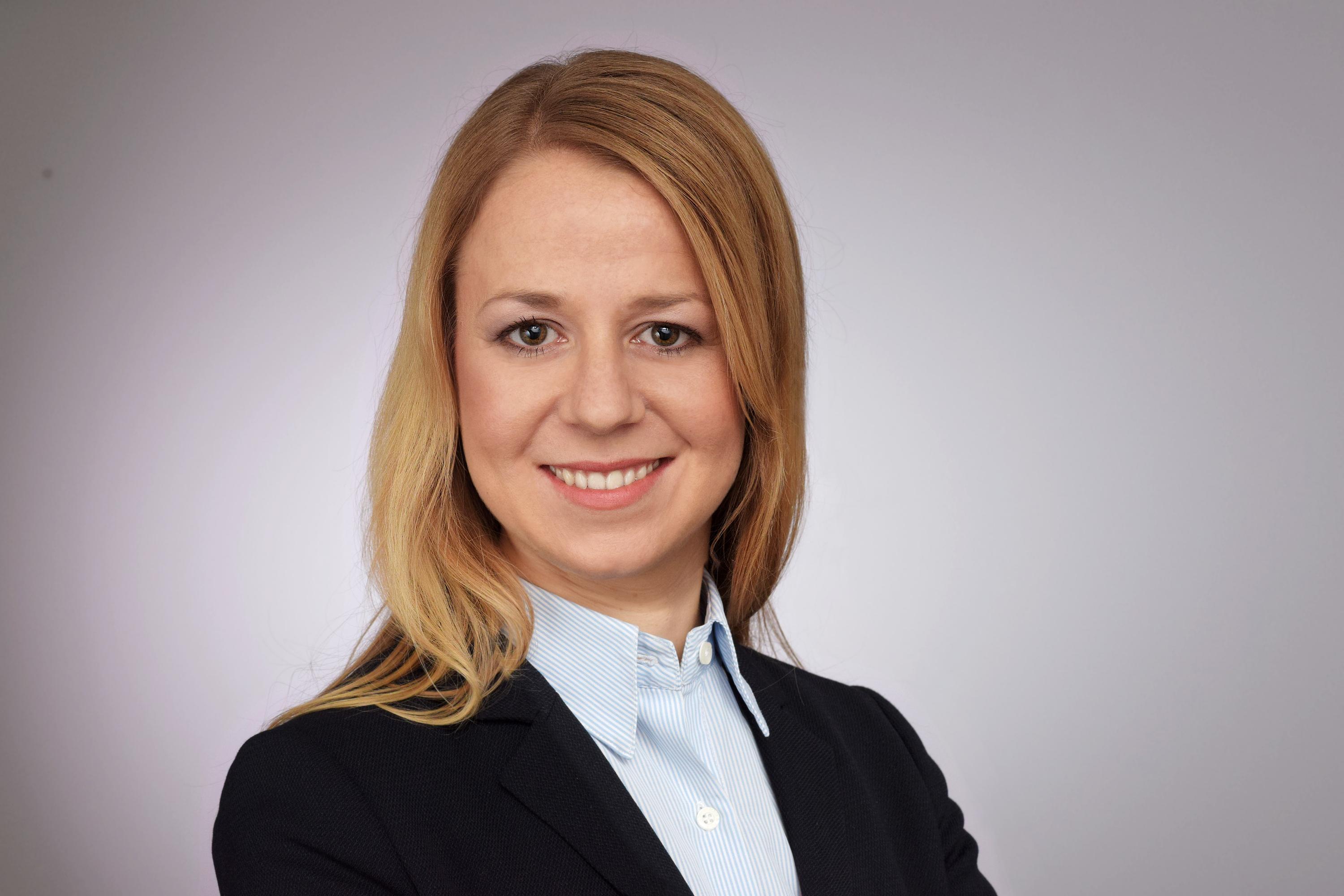 Porträt einer blonden Frau: Prof. Dr. Claudia Buengeler