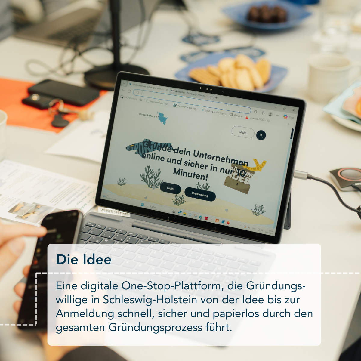 Ein Laptop zeigt die Website von startuphafen.sh; im Vordergrund steht der Hinweis „Die Idee“ mit einem erklärenden Text zur digitalen Gründungsplattform.