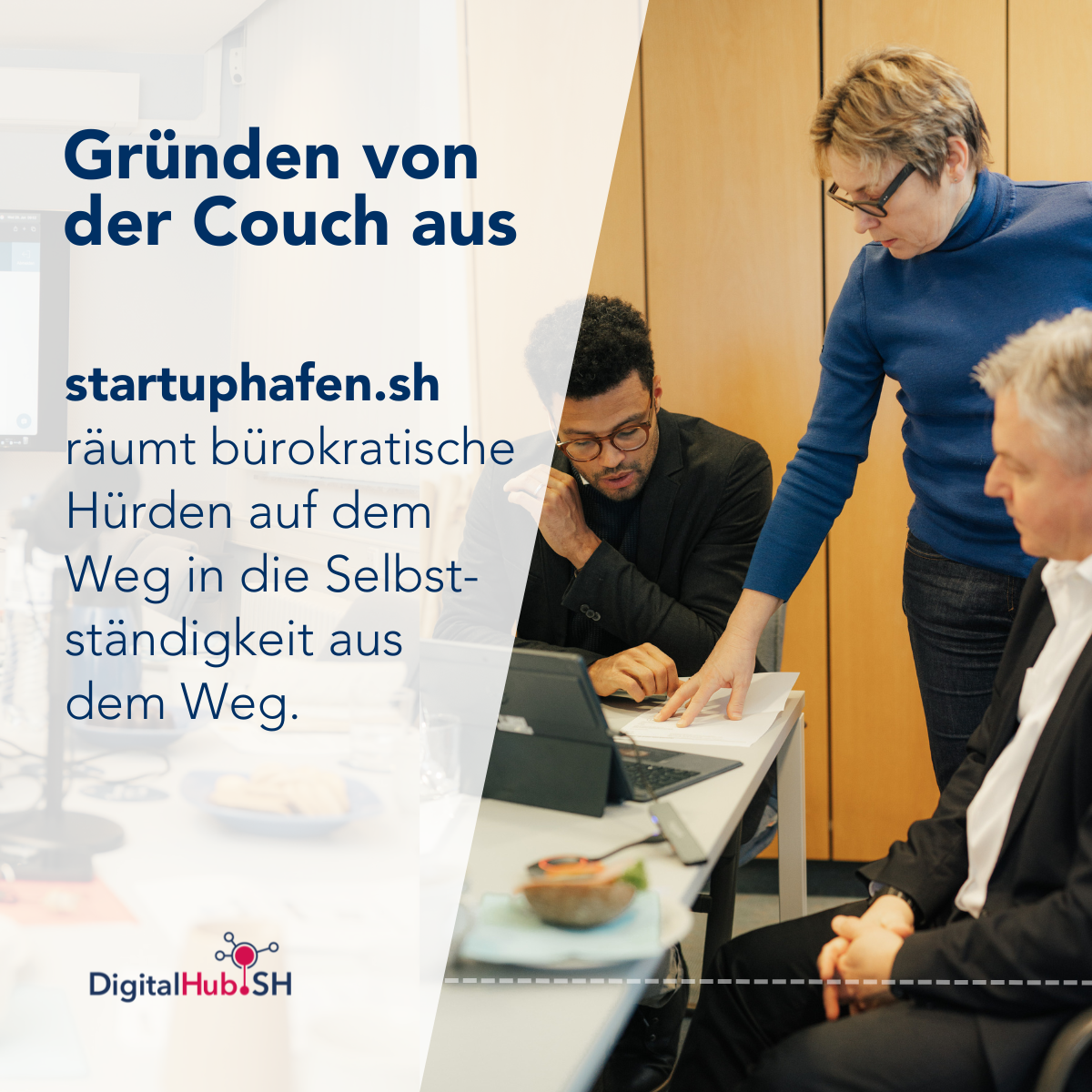Gruppenbild aus einer Arbeitsrunde: Eine Person zeigt auf Unterlagen am Tisch, während andere Teilnehmende gemeinsam am Projekt startuphafen.sh arbeiten.
